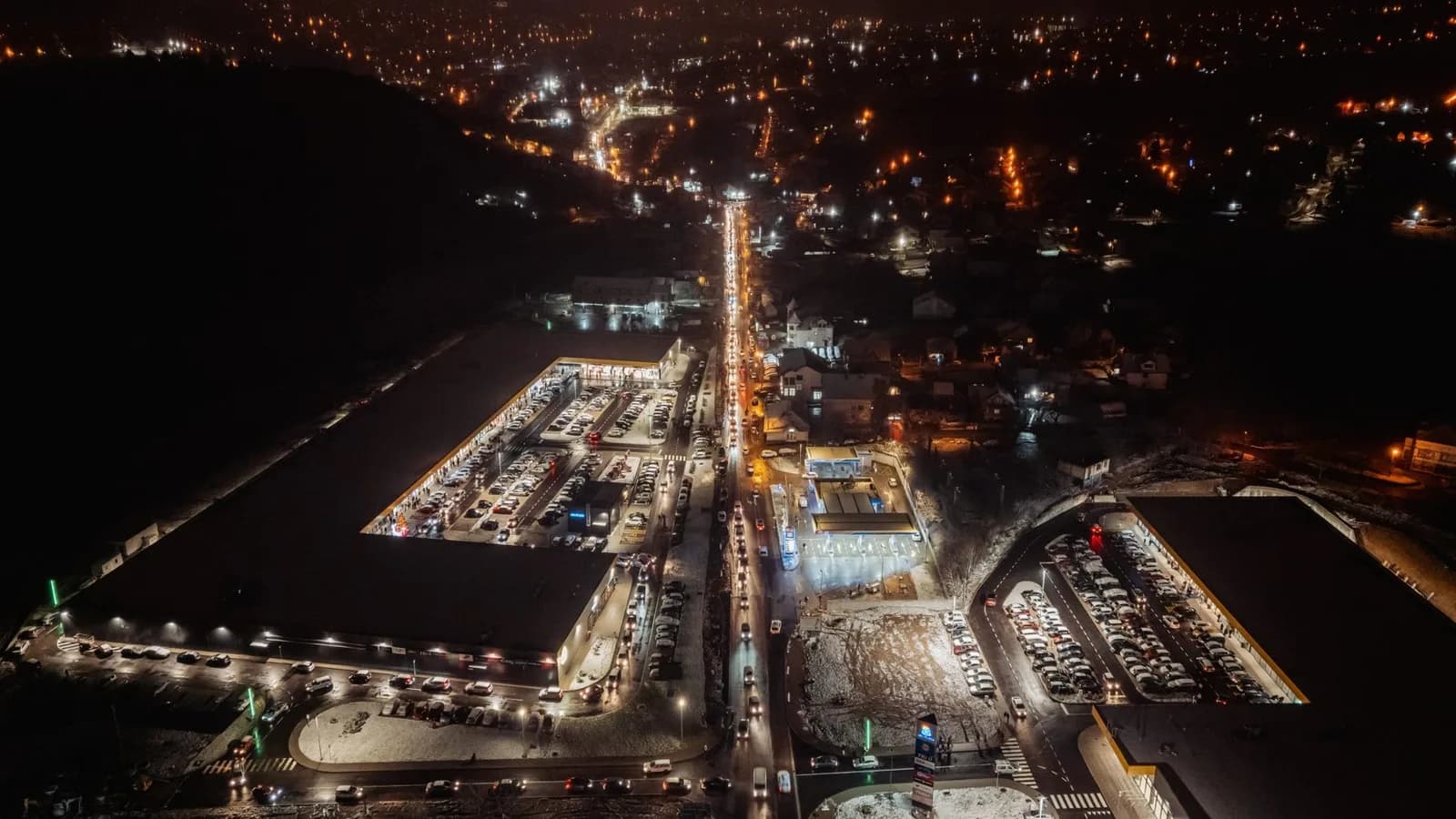 Parking i ulica noću